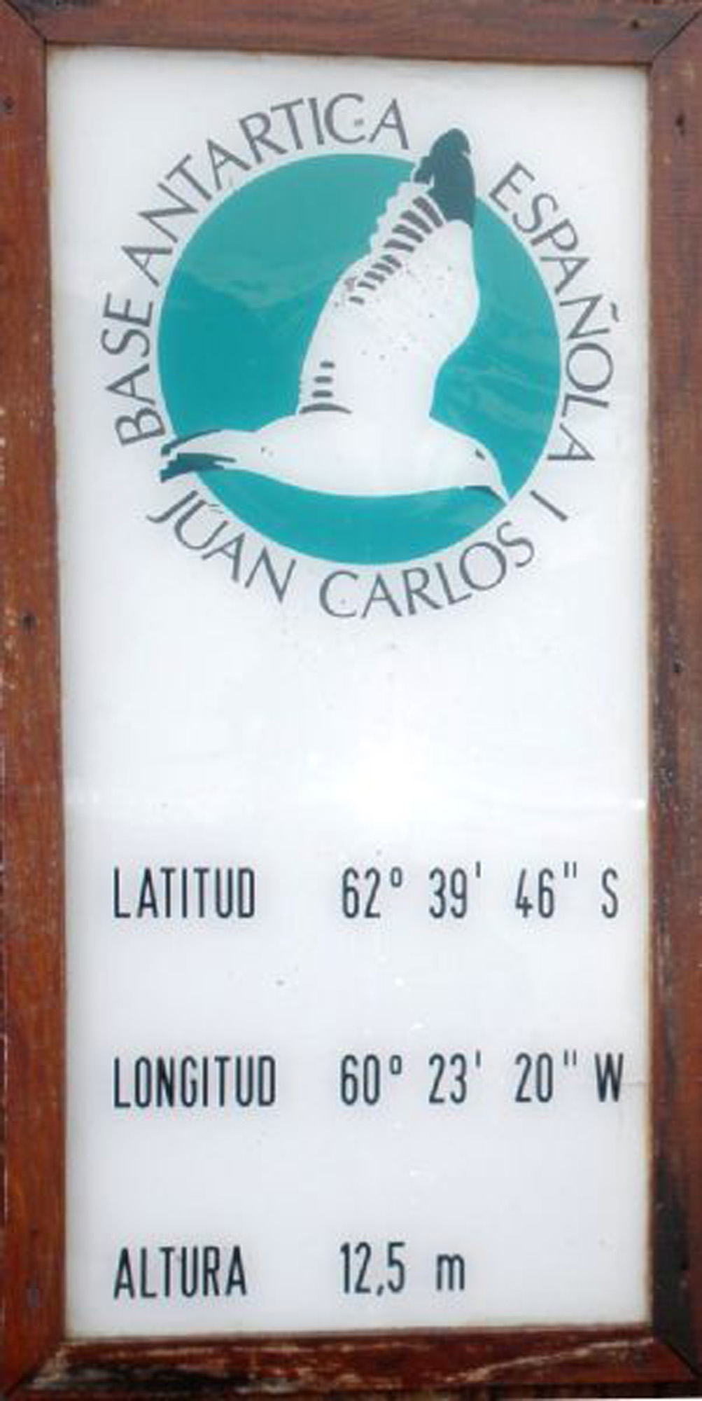 Antigua BAE Juan Carlos I (Placa).jpg